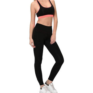 Ensembles de yoga pour femmes en tissu extensible uni respirant avec logo frontal, design tendance et texture douce - Product Image 3