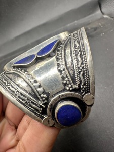 Pulsera ornamental con dijes de monedas tribales afganas, con cascabeles y colgantes de monedas detallados, para danza del vientre. - Product Image 3