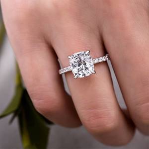 แหวนเพชรทรงคุชชั่นคัท 1.02 กะรัต คุณภาพ VVS2 เพชรเลี้ยงในห้องปฏิบัติการ รับรองโดย IGI พร้อมทองคำขาว 10K เครื่องประดับงานเลี้ยงสุดหรูสำหรับคู่รัก - Product Image 1