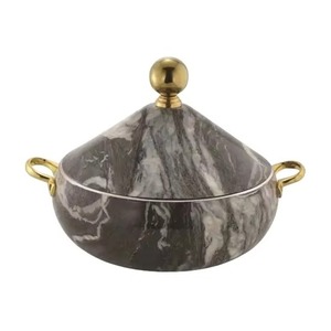 Cacerola con diseño floral premium y tapa y asa con acabado dorado, perfecta para servir con lujo y para regalar. Venta al por mayor desde India. - Product Image 3