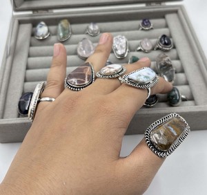 Venta al por Mayor de Fábrica: Lote Mixto de Anillos Unisex Modernos Chapados en Plata 925 con Piedras Preciosas Naturales - Product Image 3