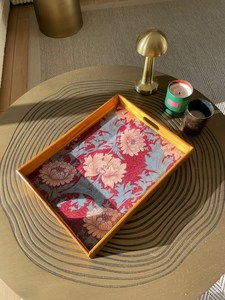 Plateau de service rectangulaire en bois décoratif floral fait main avec poignées pour servir des aliments, des boissons et présenter des plats - Product Image 5