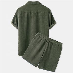Conjunto de camiseta moderna y pantalones cortos a juego, ligero y duradero. Ideal para el gimnasio, deportes y salidas relajantes de verano. - Product Image 4