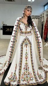 Robe de mariée traditionnelle élégante blanche brodée et colorée Badroune pour femme, longueur ras du sol, coupe classique, style banane, indienne et pakistanaise - Product Image 2
