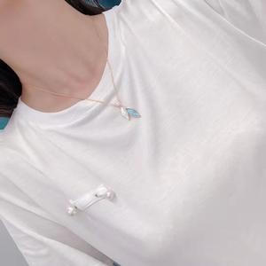 Ensemble de bijoux élégants en perles d'eau douce bleues de la boutique originale, comprenant des boucles d'oreilles pendantes en forme de feuille, une bague avec chaîne, des colliers fins - Product Image 4