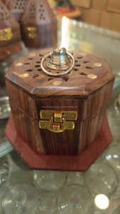 Brûleur d'encens écologique en bois de pin religieux rustique fabriqué à la main - Product Image 2