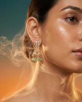 Pince à cheveux artisanale vintage indienne haut de gamme en alliage doré avec perles vertes, idéale pour les mariages et les fêtes, marque Uttar Pradesh pour femme