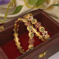 Gelang Cantik Berlapis Emas Tradisional dengan Pola Bunga Meenakari, Batu Merah Ruby dan Putih, untuk Pakaian Pernikahan Wanita