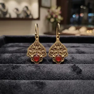 Pendientes de latón con piedra de ónix roja |   Joyería Artesanal al por Mayor - Product Image 4