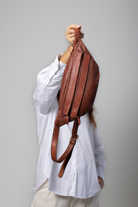 Bolso de Pecho Minimalista de Cuero Marrón para Mujer, Bolso Bandolera de Cuero Genuino Suave con Correa de Hombro Ajustable - Product Image 3