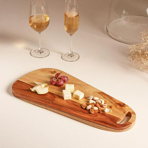 Planche à découper classique en bois avec surface lisse, construction durable et texture de bois naturel - Product Image 2