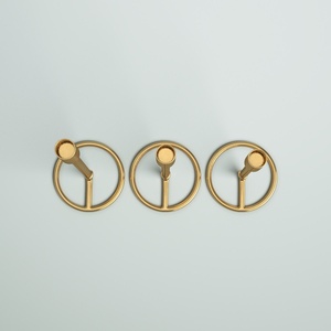 Ensemble de 3 bougeoirs en métal massif, finition dorée, forme ronde, faits à la main, pour la décoration de la maison et de mariage, parmi les plus vendus - Product Image 3