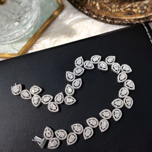 Pulsera de tenis con halo de diamantes redondos cultivados en laboratorio de oro blanco de 18 quilates con certificación IGI, marca Aniva - Product Image 4