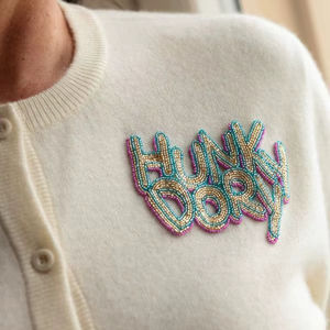 Parche de letras de cuentas de vidrio personalizadas, bordado a mano, aplique de alfabeto en estilo caligrafía para decoración de prendas de vestir, como cardigans. - Product Image 1