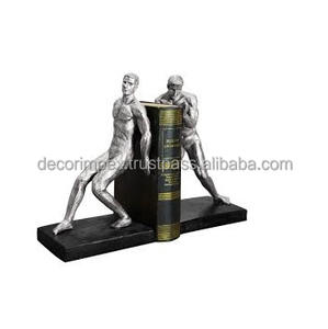 Deux paires de serre-livres en résine unique pour homme de levage Home Decor Sculpture Serre-livres Texture forte et trou de suspension furtif sur le dos. - Product Image 1