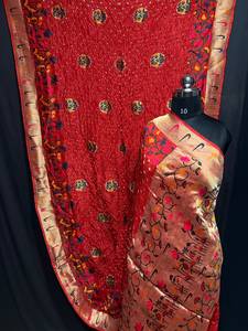 Sari Tradicional Indio-Pakistaní de Seda, Color Granate con Bordado Dorado, Reversible, para Bodas, Largo hasta el Suelo, Corte Regular, para Mujer - Product Image 5