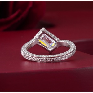 Anillo de Compromiso Solitario con Diamante Cultivado en Laboratorio, Corte Esmeralda de 1.97 CT, Oro Amarillo de 14K, Claridad VS1, para Bodas - Product Image 4