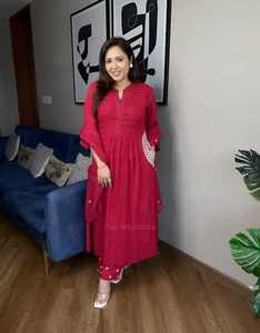 Tenues décontractées de soirée pour femmes, vêtements de créateur en pur coton, haut élégant brodé à la main, pantalon et dupatta entièrement faits à la main, séchage rapide - Product Image 3