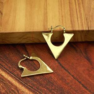 Boucles d'oreilles créoles triangulaires plaquées or, forme V inversée géométrique, style Heggie, bijoux tribaux vintage pour femmes - Product Image 4
