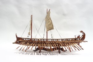 TRIREME - Maqueta de Velero de Madera Hecha a Mano, Personalizada, Antigua, Coleccionable, con Temática Oceánica, Adorno de Mesa Independiente, Pieza de Arte de Gia Nhien Co. - Product Image 2