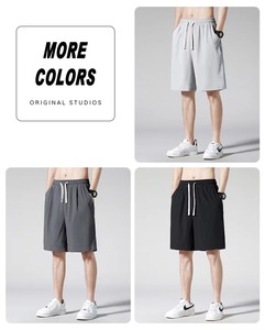 Shorts pour hommes gris à séchage rapide avec cordon de serrage et poches, taille mi-haute, style décontracté, longueur Bermuda, en tissu polyester tricoté - Product Image 2