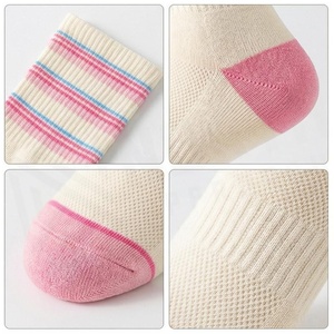 Chaussettes mi-mollet en coton tricoté respirant, couleur crème avec bordure rose, pour adulte, décontractées, saison printemps - Product Image 4