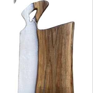 Planche de service en bois massif à bords naturels avec incrustation époxy turquoise effet rivière, plateau de charcuterie et plateau à fromage en noyer, artisanal - Product Image 3