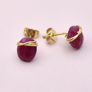 Clous ovales en rubis sertis de fils |   Boucles d'oreilles pierre de naissance de juillet |   Bijoux en cristal faits à la main - Product Image 5