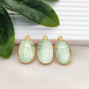 Colgante de escultura de escarabajo de amatista verde hecho a mano, chapado en oro, colgante tallado de mariquita de amatista verde, proveedores de joyería. - Product Image 1
