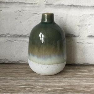 Vase décoratif en céramique artistique avec glaçure ombrée vert forêt, base texturée, pièce maîtresse moderne pour une décoration intérieure élégante - Product Image 1