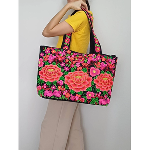 Bolso de Hombro Bordado a Mano con Diseño Étnico Hmong Único, Decorado con Pompones Coloridos para un Look Bohemio y Divertido - Product Image 4