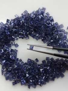 Iolite naturelle 2,25 mm, taille carrée à facettes, pierres précieuses de qualité supérieure avec effets pleochroïques pour la fabrication de bijoux - Product Image 1