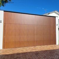 Porte de garage automatique à montage encastré en alliage d'aluminium invisible de haute qualité, avec lattes en bois thermolaquées sans joint, pour villa