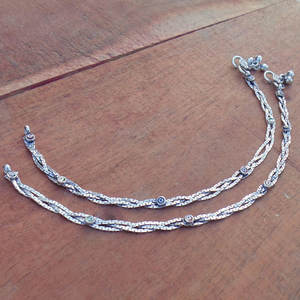 Tobilleras de Plata Trenzadas Hechas a Mano con Detalles de Piedras Preciosas, Joyería de Plata de Ley 925 para Bodas y Otras Ocasiones - Product Image 2