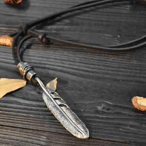 Colgante de Número de Pluma de Halcón en Rodio y Acero Inoxidable Chapado en Oro de 18K con Cadena de Cuerda Ajustable para Hombres y Niños - Product Image 5