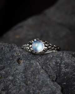 Anillo de Plata de Ley con Piedra Lunar, Anillo de Compromiso con Diseño de Corteza de Árbol, Joyería Inspirada en la Naturaleza, Anillo con Hoja de Vid, Regalo para Novia - Product Image 1