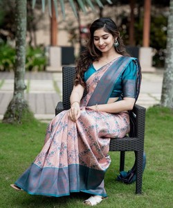 Sari tradicional indio de seda con estampado floral y borde azul para bodas, largo hasta el suelo, corte regular para mujer. - Product Image 3