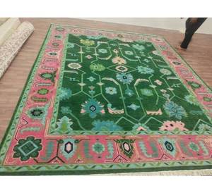 Tapis Oushak noué à la main, un objet d'inspiration vintage tissé à la main par des artisans qualifiés, motif floral rose et vert, fond vert foncé. - Product Image 2