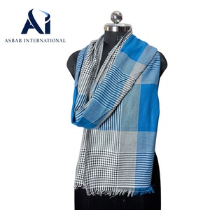 Bufanda Asimétrica de Hombre, Diseño Geométrico Indigo, Tejida a Mano, Mezcla de Viscosa/Algodón, Estilo Gingham, Premium - Product Image 2