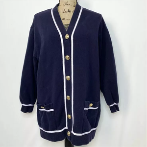 Cardigan en tricot d'hiver St. John Sport en laine/cachemire bleu marine et blanc, col en V, boutons sur le devant, avec boutons dorés et poches plaquées - Product Image 1