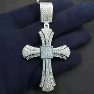 Colgante de cruz estilo hip hop con micro pavé de moissanita, plata de ley chapada en oro de 18K, joyería cristiana de lujo con brillo para hombres y mujeres - Product Image 1