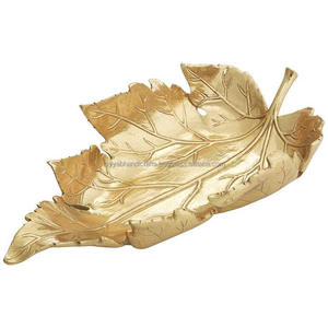 Vente en gros de plateaux de service décoratifs de luxe en forme de feuille en métal plateau de décoration intérieure avec finition dorée d'Inde - Product Image 2