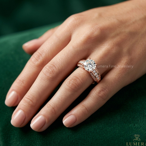 Bague de fiançailles en diamant cultivé en laboratoire certifié IGI, or rose 14 carats, coupe ronde, solitaire avec diamants sertis en canal sur les côtés - Product Image 5