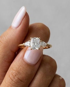 Anillo de Compromiso de Tres Piedras con Diamante Cultivado en Laboratorio de Corte Radiante para Mujer, Oro Rosa, Estilo Clásico, Regalo de Aniversario de Bodas IGI - Product Image 5