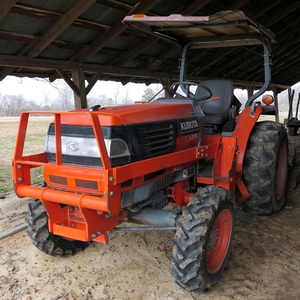 Tracteur diesel Kubota L3010 fiable 4x4 équipé d'un chargeur frontal, idéal pour les tâches agricoles, le défrichement des terres et le manutention de matériaux. - Product Image 5