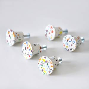 Boutons de meuble en résine terrazzo confettis, modernes et marbrés, faits à la main, accessoires de mobilier minimalistes, boutons de tiroir en résine - Product Image 5