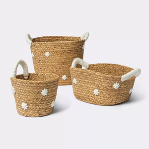 Panier rond fait main en jacinthe d'eau pour enfants avec poignées souples et accent floral – Organisateur de jouets durable – Fournisseur en gros - Product Image 3