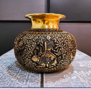 Lota en laiton exquis, fabriqué à la main, orné de motifs artistiques et de gravures florales. Disponible aux prix de gros. - Product Image 1