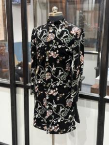 Sherwani de Seda Negra para Hombre con Bordado Floral, Traje Tradicional Indio para Boda, Corte Regular, Largo Midi - Product Image 3