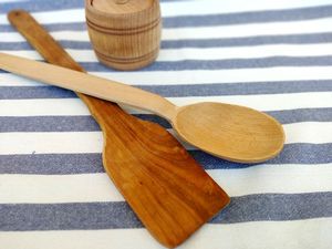 Ensemble d'ustensiles de cuisine en bois faits à la main et écologiques avec cuillère à salade et cuillère ajourée - Product Image 3